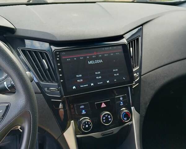 Белый Хендай Соната, объемом двигателя 2 л и пробегом 380 тыс. км за 6500 $, фото 13 на Automoto.ua