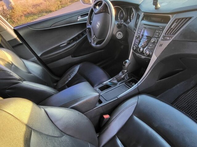 Белый Хендай Соната, объемом двигателя 2 л и пробегом 181 тыс. км за 7600 $, фото 7 на Automoto.ua