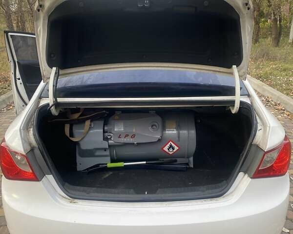 Белый Хендай Соната, объемом двигателя 2 л и пробегом 570 тыс. км за 6200 $, фото 11 на Automoto.ua