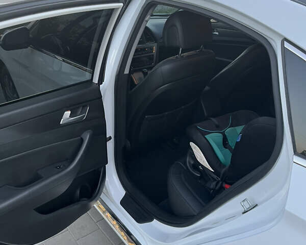 Белый Хендай Соната, объемом двигателя 2.36 л и пробегом 132 тыс. км за 10600 $, фото 39 на Automoto.ua