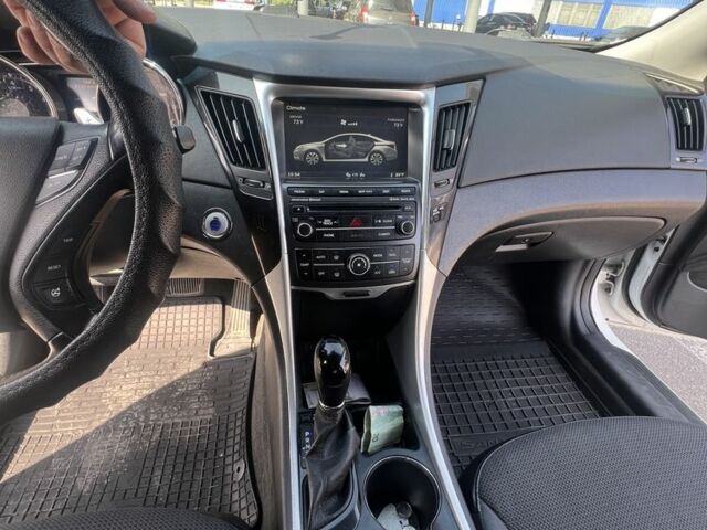 Белый Хендай Соната, объемом двигателя 2.4 л и пробегом 262 тыс. км за 8000 $, фото 5 на Automoto.ua