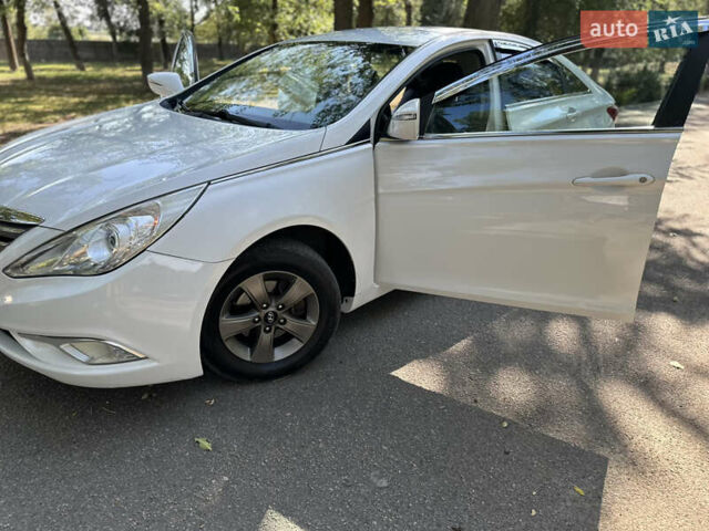 Белый Хендай Соната, объемом двигателя 2 л и пробегом 183 тыс. км за 8500 $, фото 10 на Automoto.ua