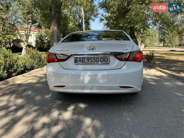 Белый Хендай Соната, объемом двигателя 2 л и пробегом 183 тыс. км за 8500 $, фото 4 на Automoto.ua