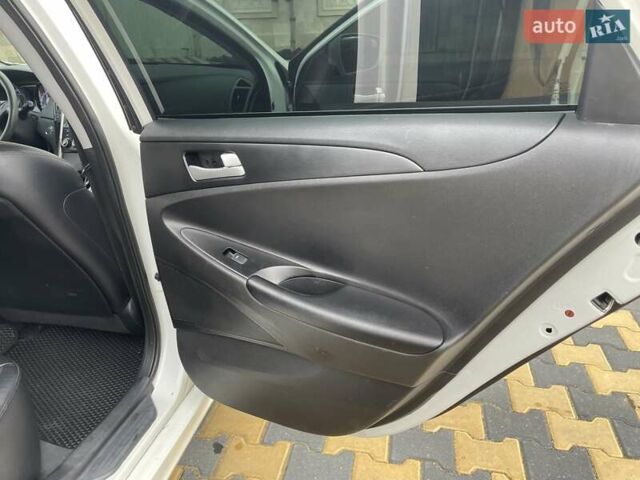 Білий Хендай Соната, об'ємом двигуна 2 л та пробігом 230 тис. км за 7500 $, фото 19 на Automoto.ua