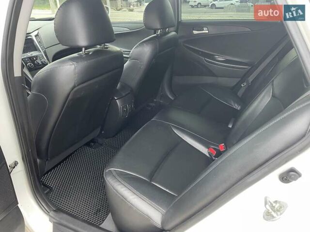 Білий Хендай Соната, об'ємом двигуна 2 л та пробігом 230 тис. км за 7500 $, фото 15 на Automoto.ua