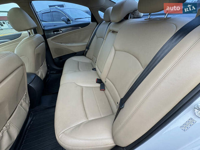 Білий Хендай Соната, об'ємом двигуна 2.36 л та пробігом 212 тис. км за 9990 $, фото 32 на Automoto.ua