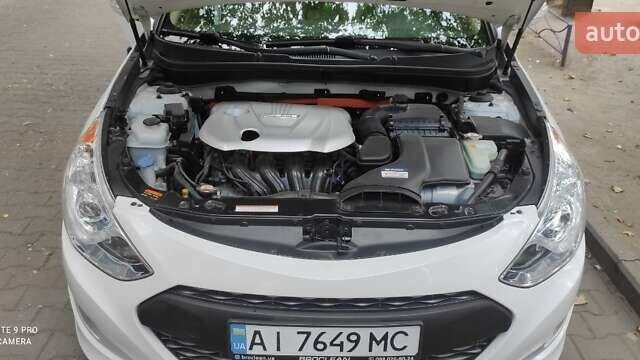 Белый Хендай Соната, объемом двигателя 2.36 л и пробегом 185 тыс. км за 13500 $, фото 7 на Automoto.ua