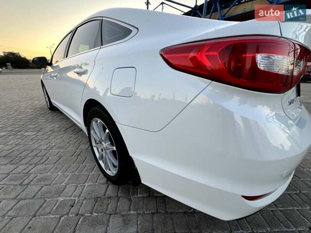 Білий Хендай Соната, об'ємом двигуна 2.36 л та пробігом 144 тис. км за 10900 $, фото 12 на Automoto.ua