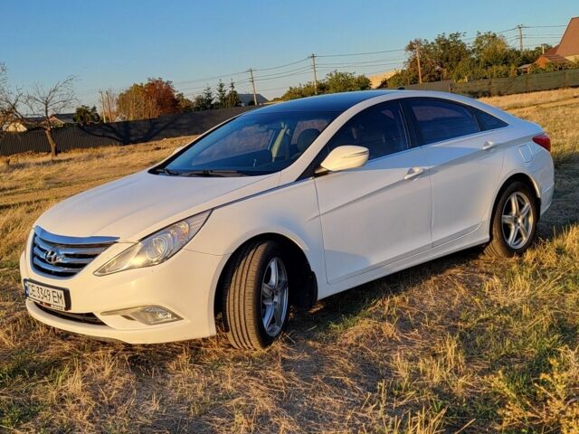 Белый Хендай Соната, объемом двигателя 2 л и пробегом 181 тыс. км за 7600 $, фото 2 на Automoto.ua