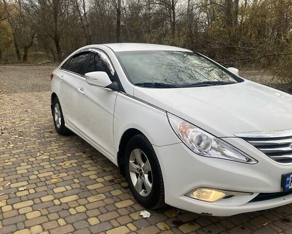 Белый Хендай Соната, объемом двигателя 2 л и пробегом 570 тыс. км за 6200 $, фото 1 на Automoto.ua