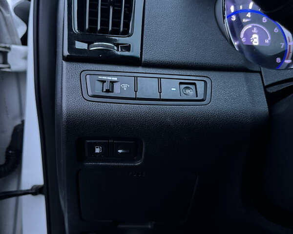 Белый Хендай Соната, объемом двигателя 2 л и пробегом 331 тыс. км за 7600 $, фото 13 на Automoto.ua