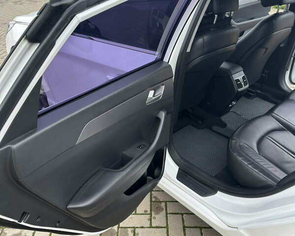 Белый Хендай Соната, объемом двигателя 2 л и пробегом 280 тыс. км за 9999 $, фото 20 на Automoto.ua