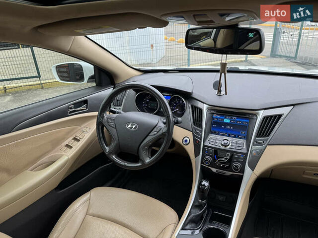 Білий Хендай Соната, об'ємом двигуна 2.36 л та пробігом 212 тис. км за 9990 $, фото 36 на Automoto.ua