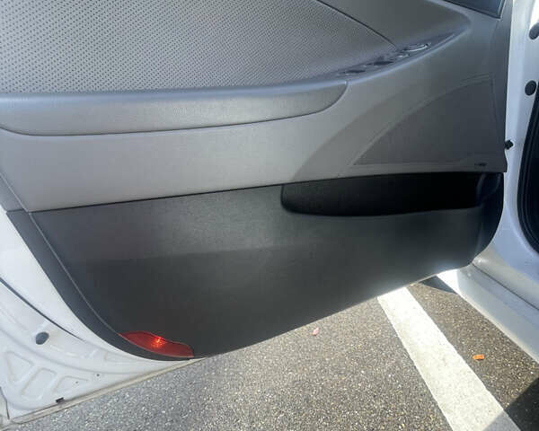 Білий Хендай Соната, об'ємом двигуна 2.36 л та пробігом 138 тис. км за 11000 $, фото 23 на Automoto.ua