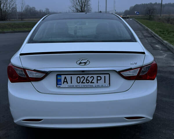 Белый Хендай Соната, объемом двигателя 2 л и пробегом 331 тыс. км за 7600 $, фото 5 на Automoto.ua