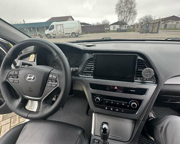 Белый Хендай Соната, объемом двигателя 2 л и пробегом 280 тыс. км за 9999 $, фото 11 на Automoto.ua