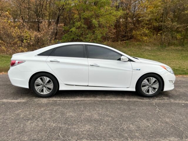 Белый Хендай Соната, объемом двигателя 2.4 л и пробегом 195 тыс. км за 8500 $, фото 1 на Automoto.ua