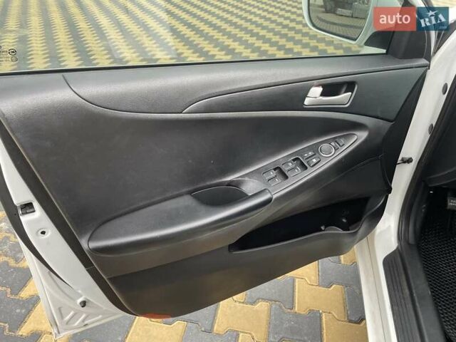 Білий Хендай Соната, об'ємом двигуна 2 л та пробігом 230 тис. км за 7500 $, фото 14 на Automoto.ua