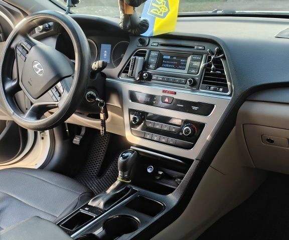 Белый Хендай Соната, объемом двигателя 2.4 л и пробегом 220 тыс. км за 7900 $, фото 5 на Automoto.ua