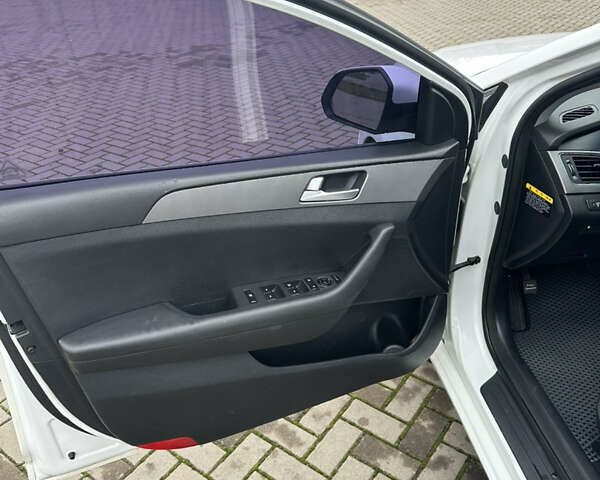 Белый Хендай Соната, объемом двигателя 2 л и пробегом 280 тыс. км за 9999 $, фото 16 на Automoto.ua