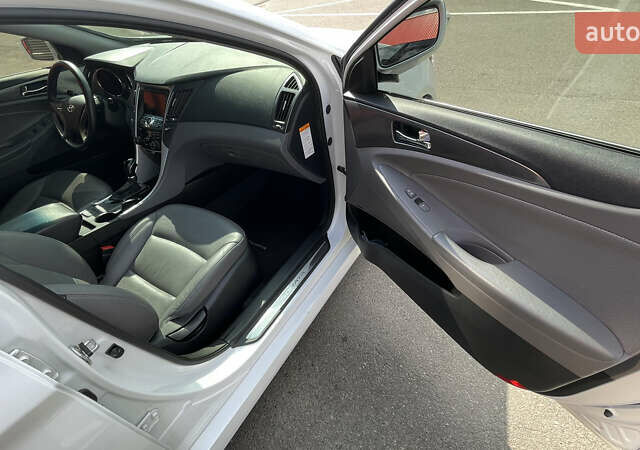 Белый Хендай Соната, объемом двигателя 2.4 л и пробегом 83 тыс. км за 12000 $, фото 22 на Automoto.ua