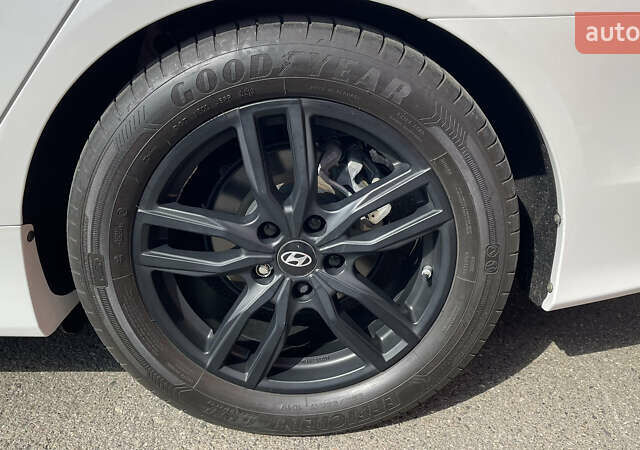 Белый Хендай Соната, объемом двигателя 2.4 л и пробегом 83 тыс. км за 12000 $, фото 5 на Automoto.ua