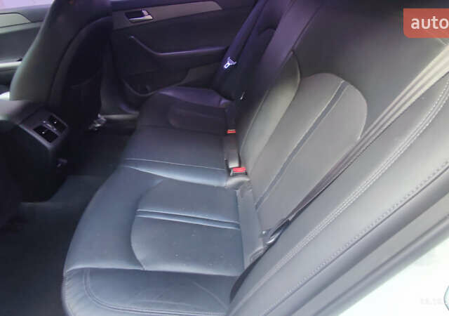 Білий Хендай Соната, об'ємом двигуна 2 л та пробігом 188 тис. км за 13300 $, фото 6 на Automoto.ua