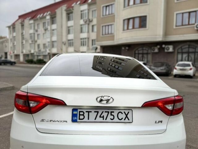 Белый Хендай Соната, объемом двигателя 2 л и пробегом 325 тыс. км за 7700 $, фото 4 на Automoto.ua