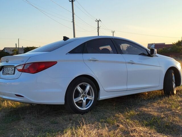 Белый Хендай Соната, объемом двигателя 2 л и пробегом 181 тыс. км за 7600 $, фото 1 на Automoto.ua