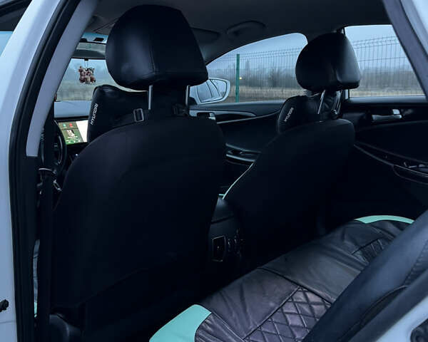 Белый Хендай Соната, объемом двигателя 2 л и пробегом 331 тыс. км за 7600 $, фото 9 на Automoto.ua
