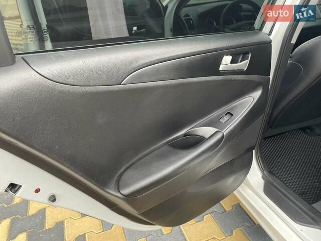 Білий Хендай Соната, об'ємом двигуна 2 л та пробігом 230 тис. км за 7500 $, фото 16 на Automoto.ua