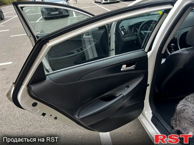 Белый Хендай Соната, объемом двигателя 2 л и пробегом 188 тыс. км за 7300 $, фото 7 на Automoto.ua