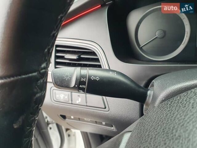 Белый Хендай Соната, объемом двигателя 2.36 л и пробегом 235 тыс. км за 11000 $, фото 24 на Automoto.ua