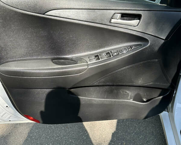 Белый Хендай Соната, объемом двигателя 2 л и пробегом 183 тыс. км за 8500 $, фото 14 на Automoto.ua