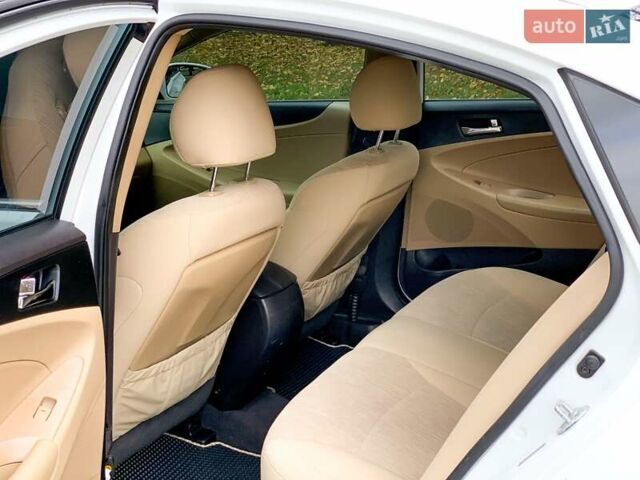 Білий Хендай Соната, об'ємом двигуна 2.4 л та пробігом 211 тис. км за 8500 $, фото 18 на Automoto.ua