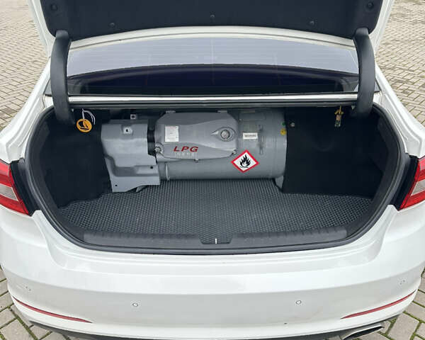 Белый Хендай Соната, объемом двигателя 2 л и пробегом 280 тыс. км за 9999 $, фото 23 на Automoto.ua