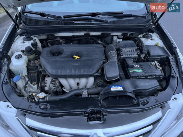 Белый Хендай Соната, объемом двигателя 2 л и пробегом 331 тыс. км за 7600 $, фото 12 на Automoto.ua