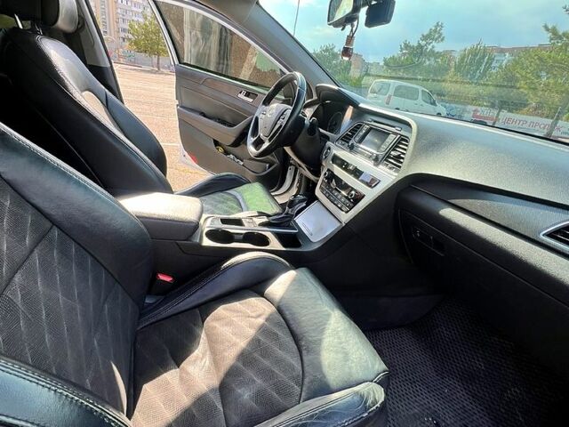 Білий Хендай Соната, об'ємом двигуна 2.4 л та пробігом 174 тис. км за 10000 $, фото 5 на Automoto.ua