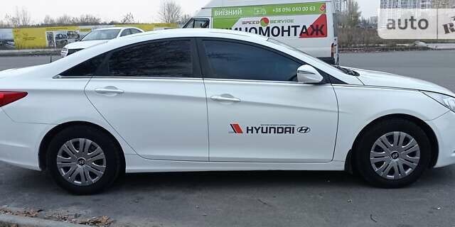 Білий Хендай Соната, об'ємом двигуна 2.4 л та пробігом 196 тис. км за 7999 $, фото 6 на Automoto.ua