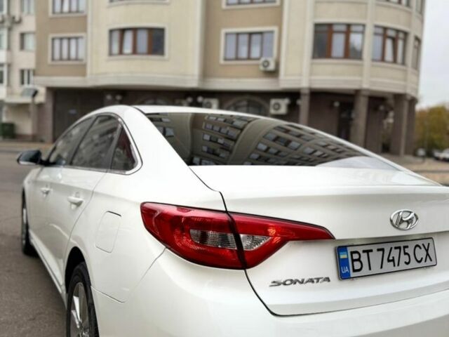 Белый Хендай Соната, объемом двигателя 2 л и пробегом 325 тыс. км за 7700 $, фото 5 на Automoto.ua