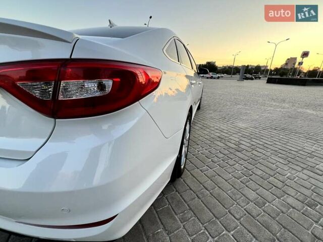 Білий Хендай Соната, об'ємом двигуна 2.36 л та пробігом 144 тис. км за 10900 $, фото 13 на Automoto.ua