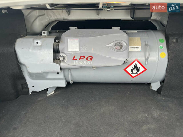 Білий Хендай Соната, об'ємом двигуна 2 л та пробігом 176 тис. км за 12500 $, фото 4 на Automoto.ua