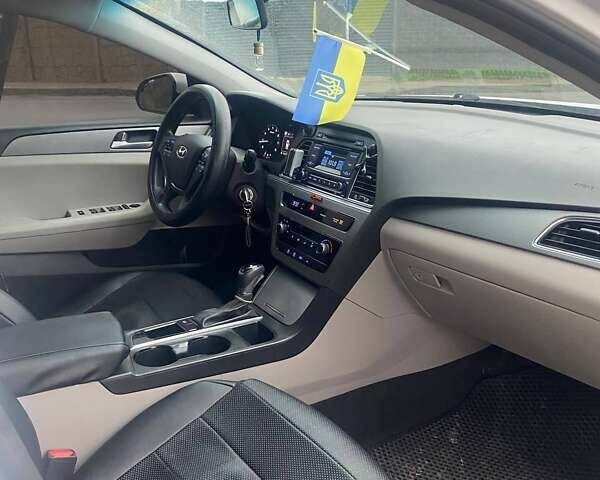 Белый Хендай Соната, объемом двигателя 2.36 л и пробегом 232 тыс. км за 7400 $, фото 7 на Automoto.ua