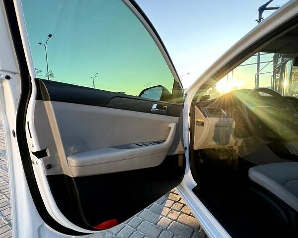 Білий Хендай Соната, об'ємом двигуна 2.36 л та пробігом 144 тис. км за 10900 $, фото 22 на Automoto.ua