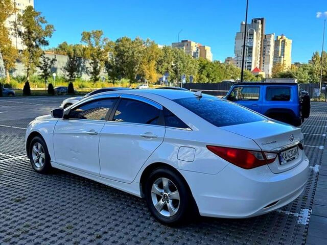 Белый Хендай Соната, объемом двигателя 2 л и пробегом 330 тыс. км за 6200 $, фото 3 на Automoto.ua