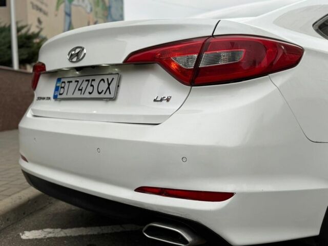 Белый Хендай Соната, объемом двигателя 2 л и пробегом 325 тыс. км за 7700 $, фото 6 на Automoto.ua