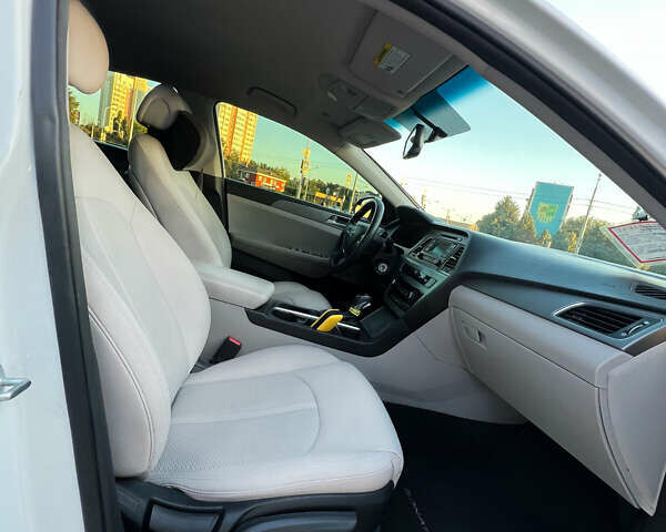 Білий Хендай Соната, об'ємом двигуна 2.36 л та пробігом 144 тис. км за 10900 $, фото 29 на Automoto.ua