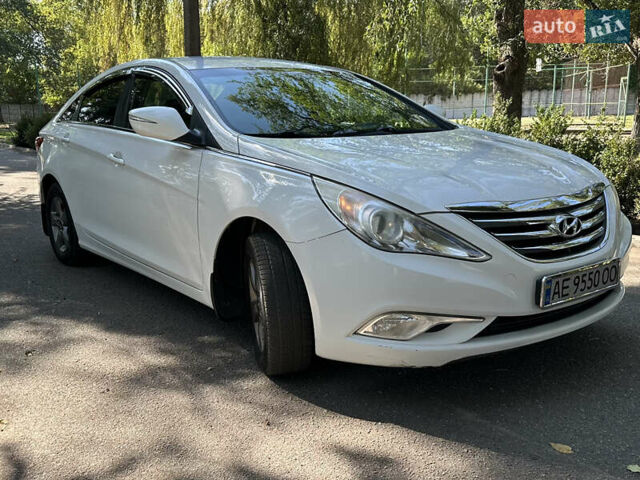 Белый Хендай Соната, объемом двигателя 2 л и пробегом 183 тыс. км за 8500 $, фото 1 на Automoto.ua