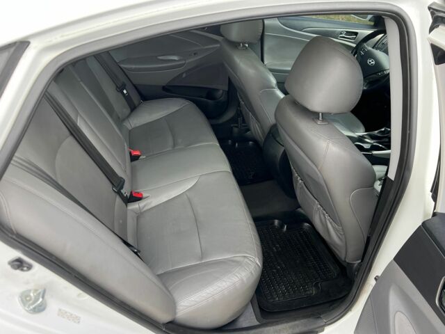 Белый Хендай Соната, объемом двигателя 2.4 л и пробегом 195 тыс. км за 8500 $, фото 11 на Automoto.ua