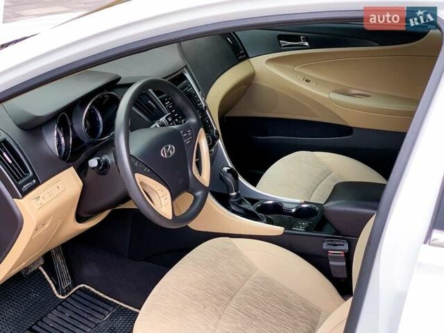 Білий Хендай Соната, об'ємом двигуна 2.4 л та пробігом 211 тис. км за 8500 $, фото 20 на Automoto.ua
